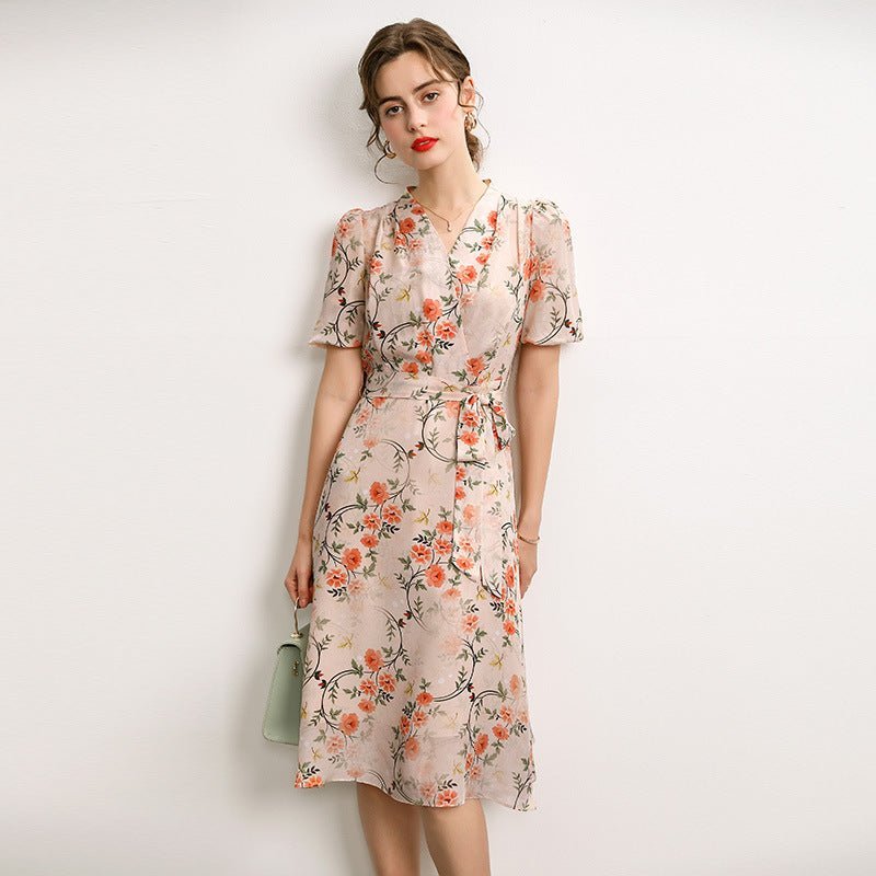 Blumenseidenkleid