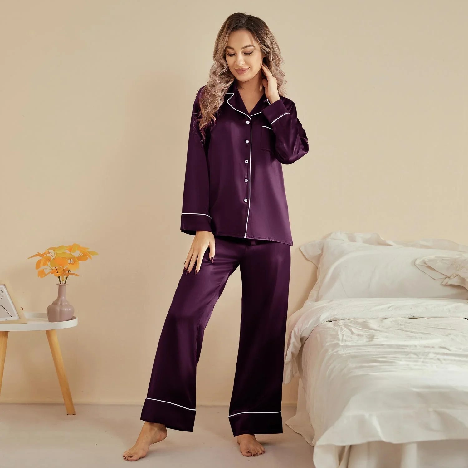 Lila Seidenpyjama