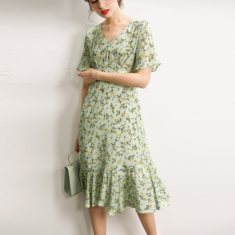 Elegantes Damen-Seidenkleid mit Blumendruck. Reine Kleider aus 100 % reiner Maulbeerseide