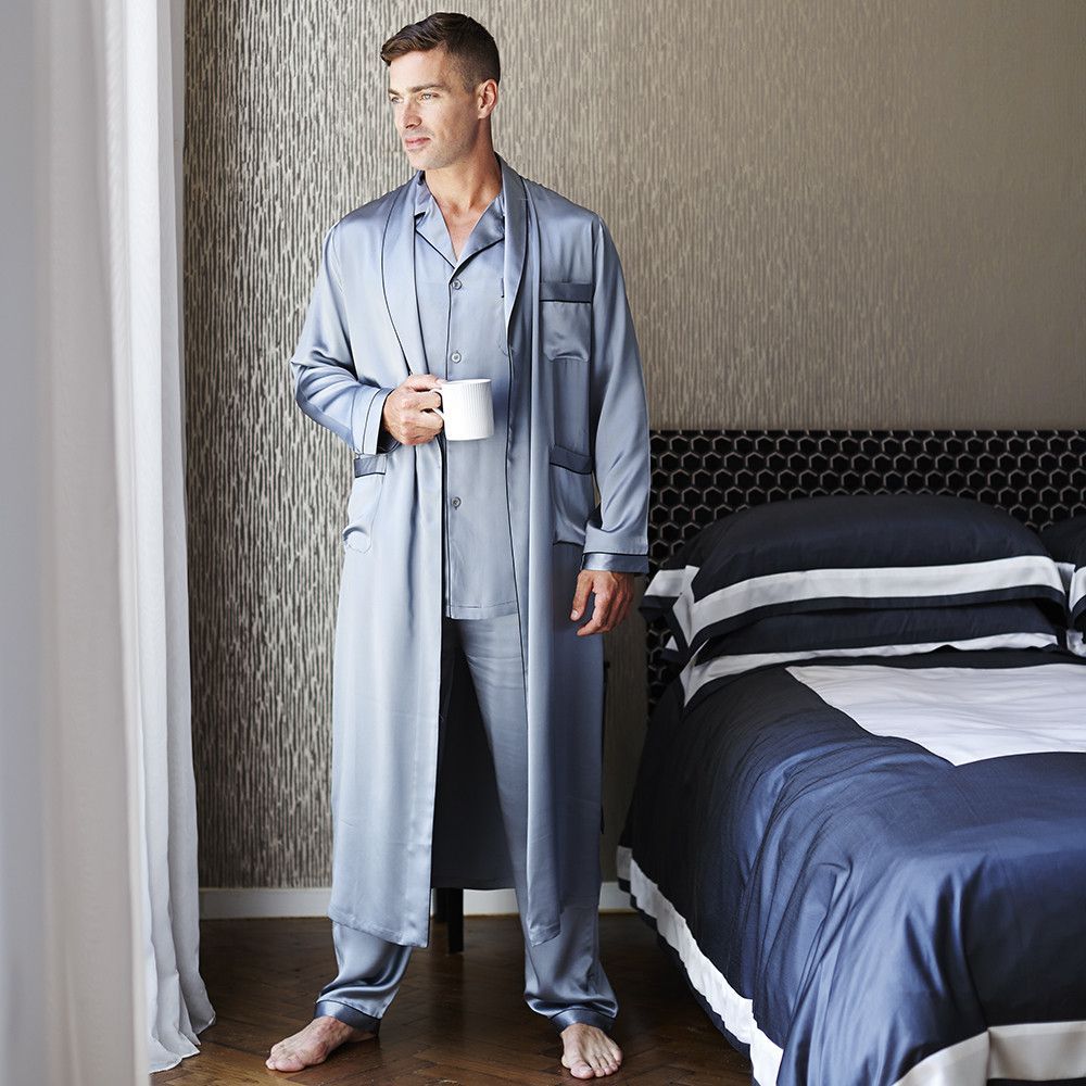 Langes Herren-Pyjama- und Roben-Set aus Seide für Männer. Pyjama-Set aus Seidenrobe in voller Länge